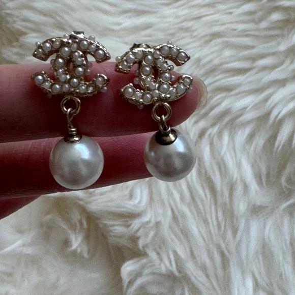 Women Chanel CC Pearl Earrings Pair of 2pcs - Picture 1 of 10